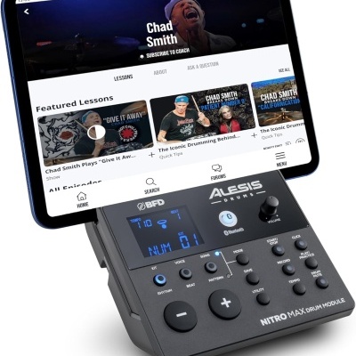Dispositivo preto com ecrã digital azul e tablet exibindo vídeo de aula