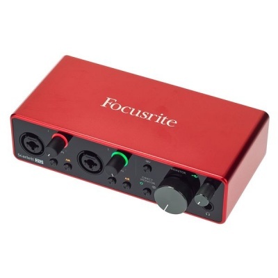 Interface de áudio Focusrite Scarlett 2i2 vermelha com painel frontal preto e botões