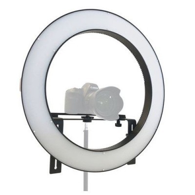 Anel de luz circular branco com câmara Canon ao centro em suporte preto