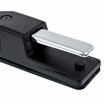 Grampeador preto com alavanca cromada e botão circular