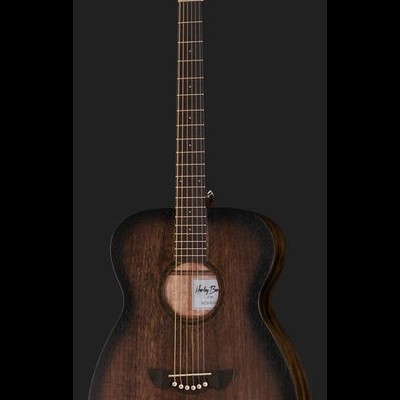 Guitarra acústica castanho escuro com marca Harley Benton no cabeçote