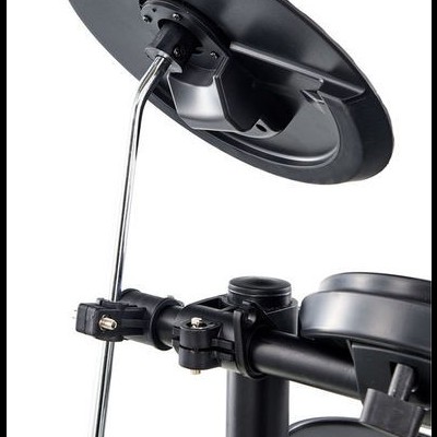 Plato de bateria eletrónica preto com suporte metálico e plástico sobre fundo branco