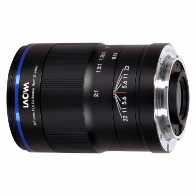Objetiva fotográfica preta LAOWA 15mm F/2.8 com detalhes em azul e prata