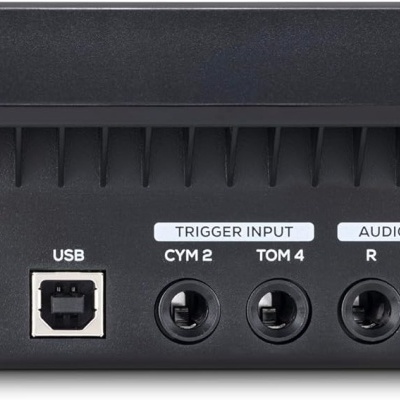 Parte traseira de dispositivo eletrónico preto com múltiplas portas de conexão