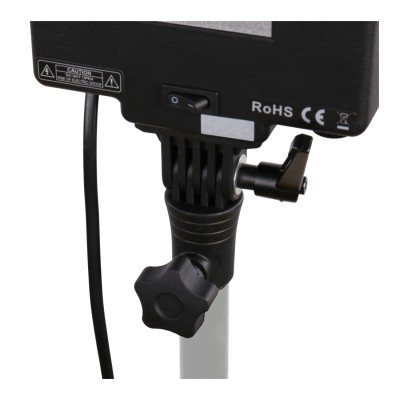 Suporte ajustável metálico preto com parafusos e cabo elétrico