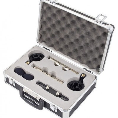 Mala preta aberta com espuma cinza e preta para encaixe de ferramentas