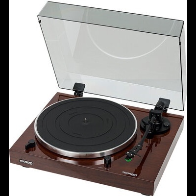 Gira-discos de madeira escura com tampa transparente e braço preto.