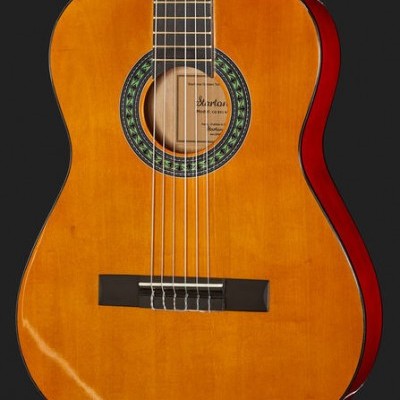 Guitarra clássica de madeira com tampo natural e laterais vermelhas