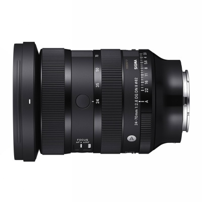 Objetiva fotográfica SIGMA 24-70mm F2.8 DG DN 0192 preta com anéis de foco e zoom texturizados
