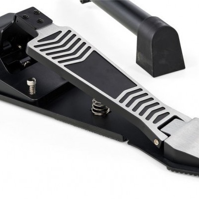 Pedal para instrumento musical preto e prateado sobre fundo branco