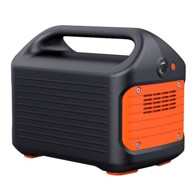gerador portátil preto com painel laranja e pega integrada