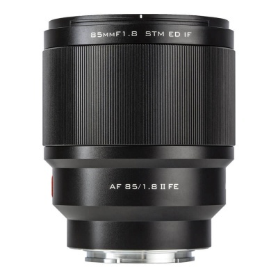 Objetiva fotográfica preta com texto branco, fundo branco