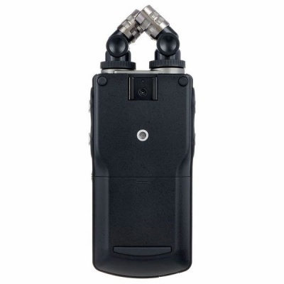 Aparelho eletrónico preto com duas entradas metálicas articuladas