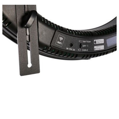 Produto eletrónico preto com suporte e etiqueta com texto e logótipos no fundo branco