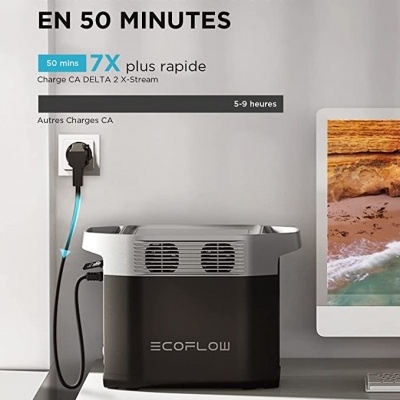 Unidade portátil ECOFLOW ligada a tomada numa mesa ao lado de monitor com imagem de praia