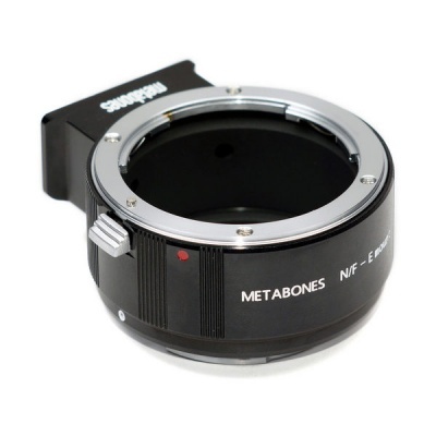 Adaptador de lente Metabones N/F-E preto com detalhe metálico