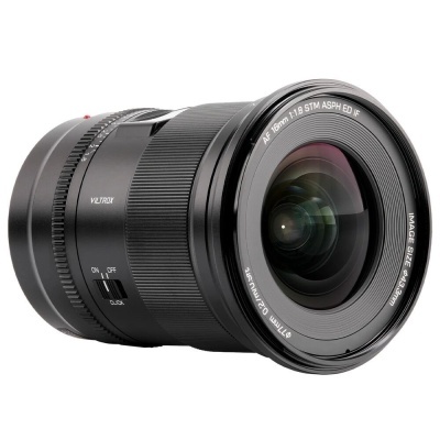 Objetiva fotográfica Viltrox AE 16mm com detalhes em preto e branco