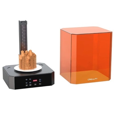 Impressora 3D preta Creality com peça castanha e caixa protetora laranja