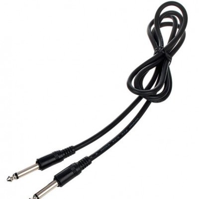 Cabo de áudio preto com conectores jack 6,35 mm em fundo branco