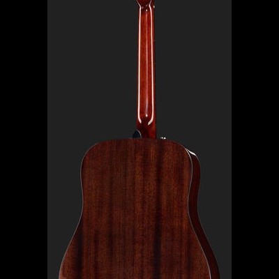 Guitarra acústica castanha vista de trás com tarraxas brancas