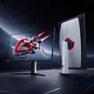 Imagem de monitor Xiaomi MiLED curvo exibindo jogo espacial com nave vermelha e branca.