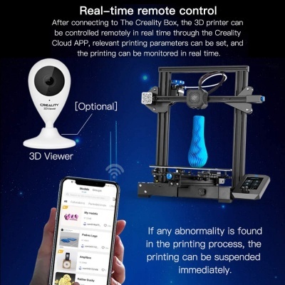 Impressora 3D preta da Creality a imprimir azul, webcam 3D branca e telemóvel com app.