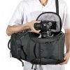 Bolsa preta para transporte de câmera fotográfica com compartimentos acolchoados e tripé