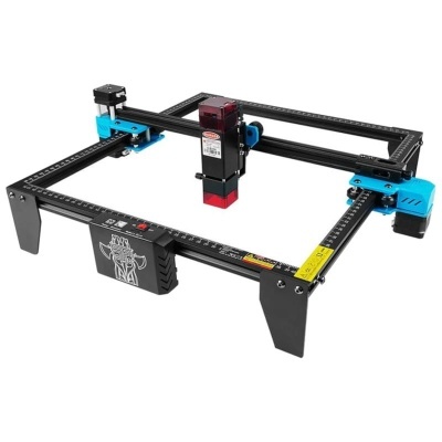 Máquina de gravação a laser metálica preta e azul com componente vermelho e etiquetas visíveis