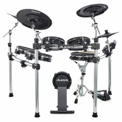 Bateria eletrónica Alesis com pads e pratos em estrutura metálica