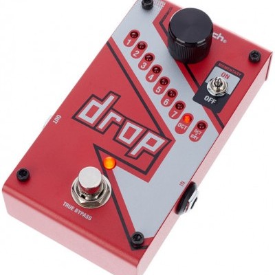 Pedal de guitarra elétrica vermelho e cinza com botões e interruptores