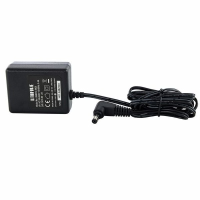 Fonte de alimentação preta com cabo e ficha redonda