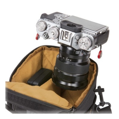 Câmara fotográfica em bolsa preta com interior almofadado castanho claro