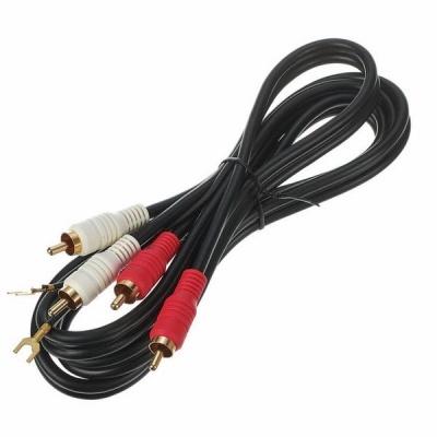 Cabo de áudio preto com conectores RCA vermelhos e brancos e terminais em garfo.
