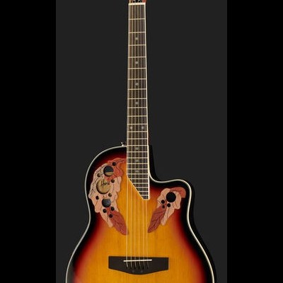 Guitarra acústica castanha com detalhes decorativos em folha e tarraxas metálicas