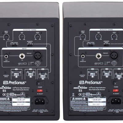 Traseira de duas colunas PreSonus Eris E5 pretas com controles e entradas