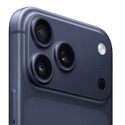 Smartphone azul escuro com três câmaras traseiras e flash LED