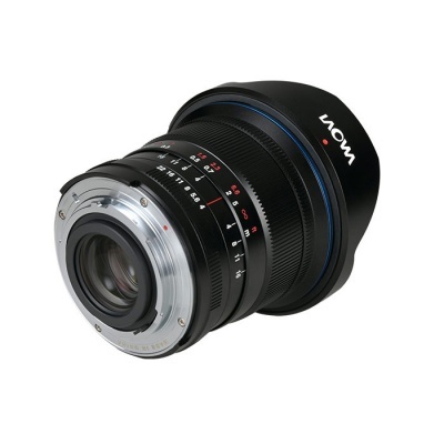 Objetiva fotográfica preta Laowa com detalhes em metal prateado e anéis de ajuste