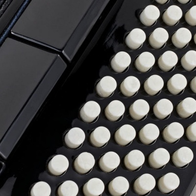 Acordeão preto com botões brancos em colunas