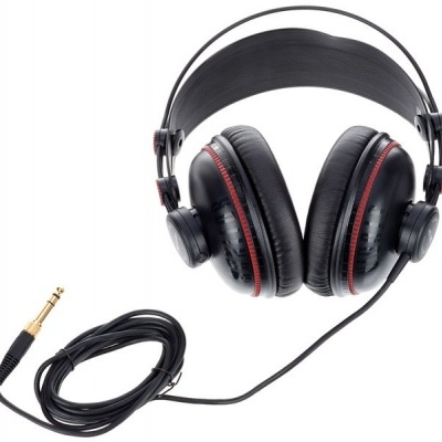 Auriculares preto com detalhes em vermelho e cabo preto com ficha dourada