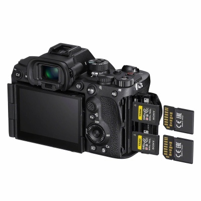 Câmara digital preta com visor orientável e cartões SD Sony