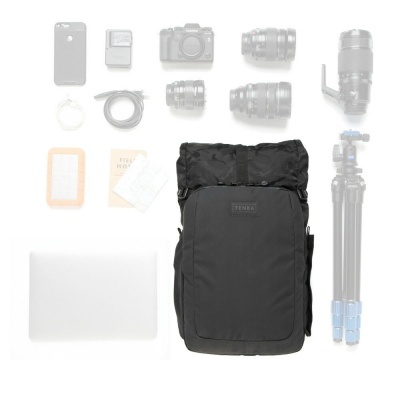 Mochila preta TENBA com acessórios fotográficos organizados ao redor