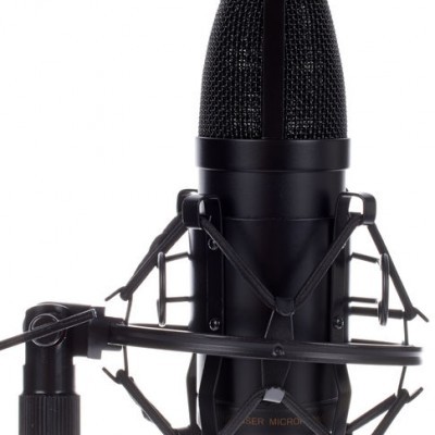 Microfone condensador preto com suspensão elástica e filtro de malha preta