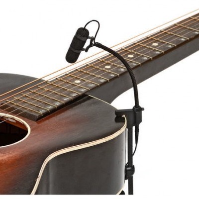 Guitarra acústica castanho escuro com microfone de braço fixado