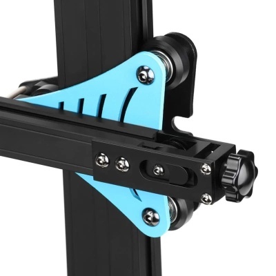 Peça metálica ajustável azul e preta com parafusos e roda de ajuste