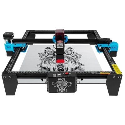 Máquina de gravação a laser a gravar imagem de lobo numa superfície branca