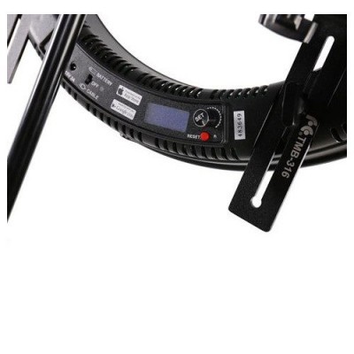 Visor digital e botões em equipamento metálico preto com etiquetas e texto