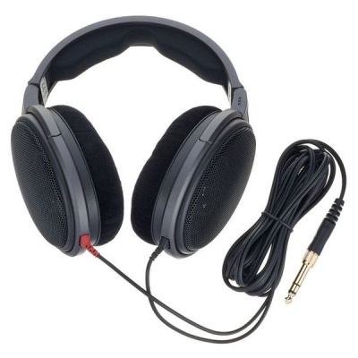 Auscultadores pretos com cabo e plugue jack dourado