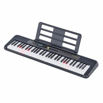 Teclado musical preto com suporte para partituras e painel de controlo digital.