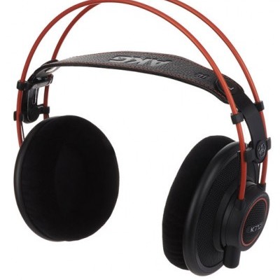 Headphones pretos com armação laranja e texto AKG