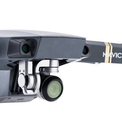 Drone cinzento com câmara e estabilizador metálico, braço com marca 'MAVIC'